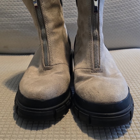 Stylish Tan Heeled Boots - Picture 2 of 12